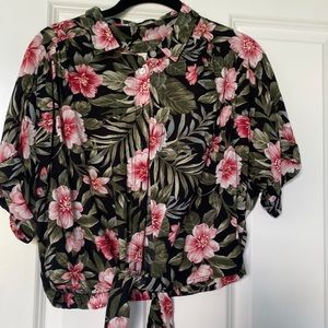 American eagle button down floral print. Ties at the bottom.